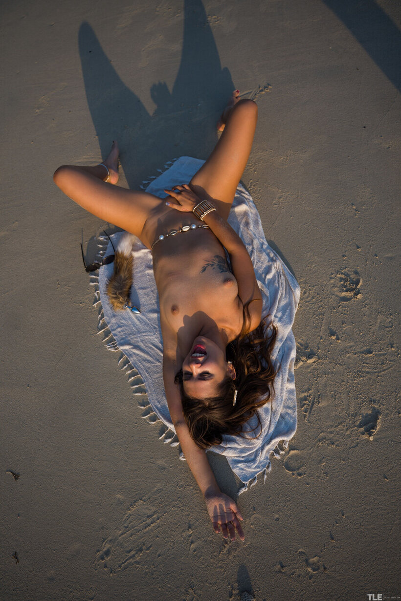 Chica Minori strips nude on the beach for a solo session, photo 21 of 21