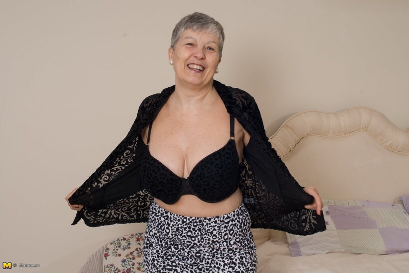 Amateur pic 10 from the set «Mature girl flaunts her big tits and ass while undressing»