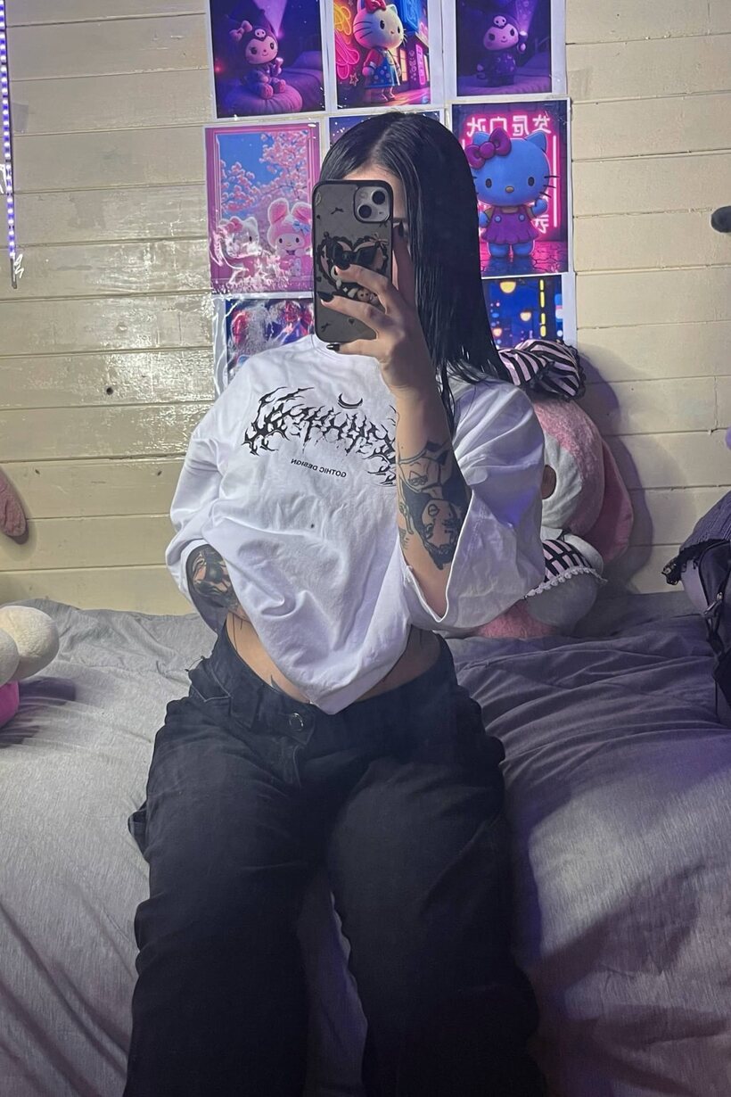 Amateur pic 12 from the set «Tattooed Latina teen poses for mirror selfies, baring her flat stomach»