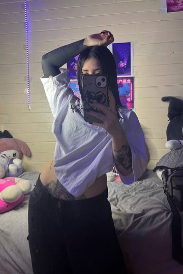 Tattooed Latina teen poses for mirror selfies, baring her flat stomach