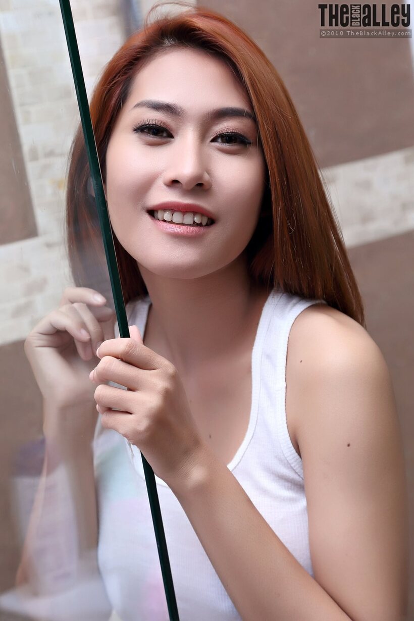 Photo 1 — Linlin shows off her body under the shower, dripping wet and bare