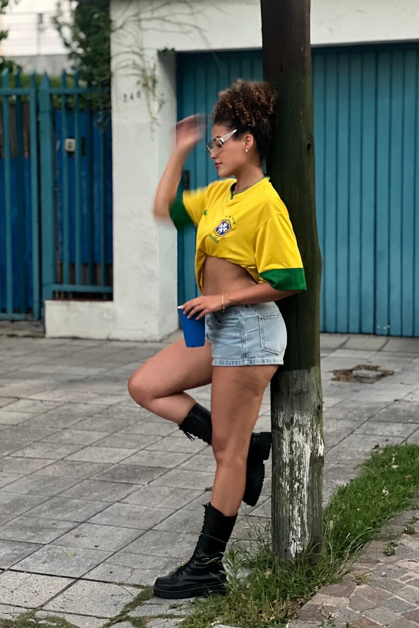 Thick girl gets naked outdoors (shot 5)