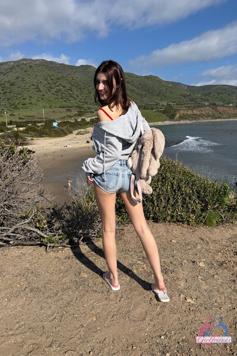 Amateur Julia James gets naked on the beach (shot 11)