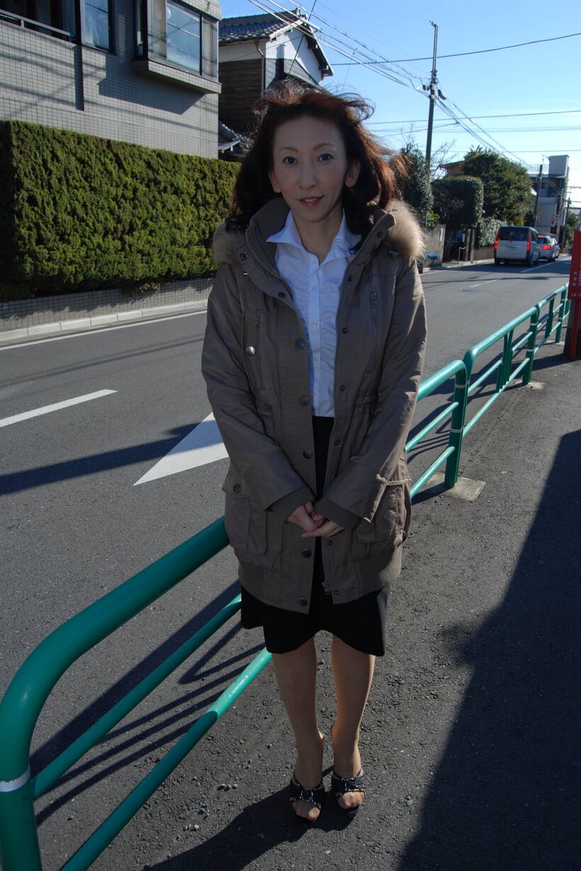 Image 1/20: Granny Mako Shinozuka exposes her ass and pussy while undressing