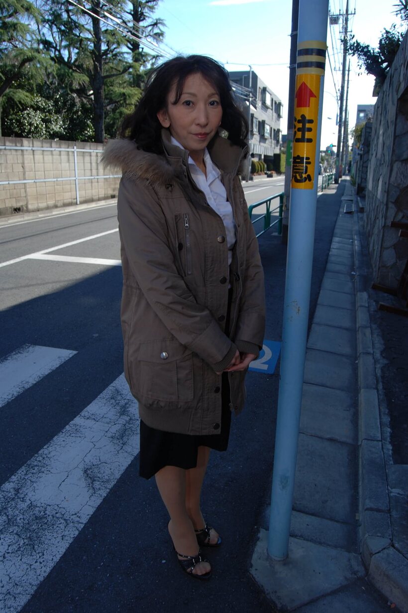Image 2/20: Granny Mako Shinozuka exposes her ass and pussy while undressing