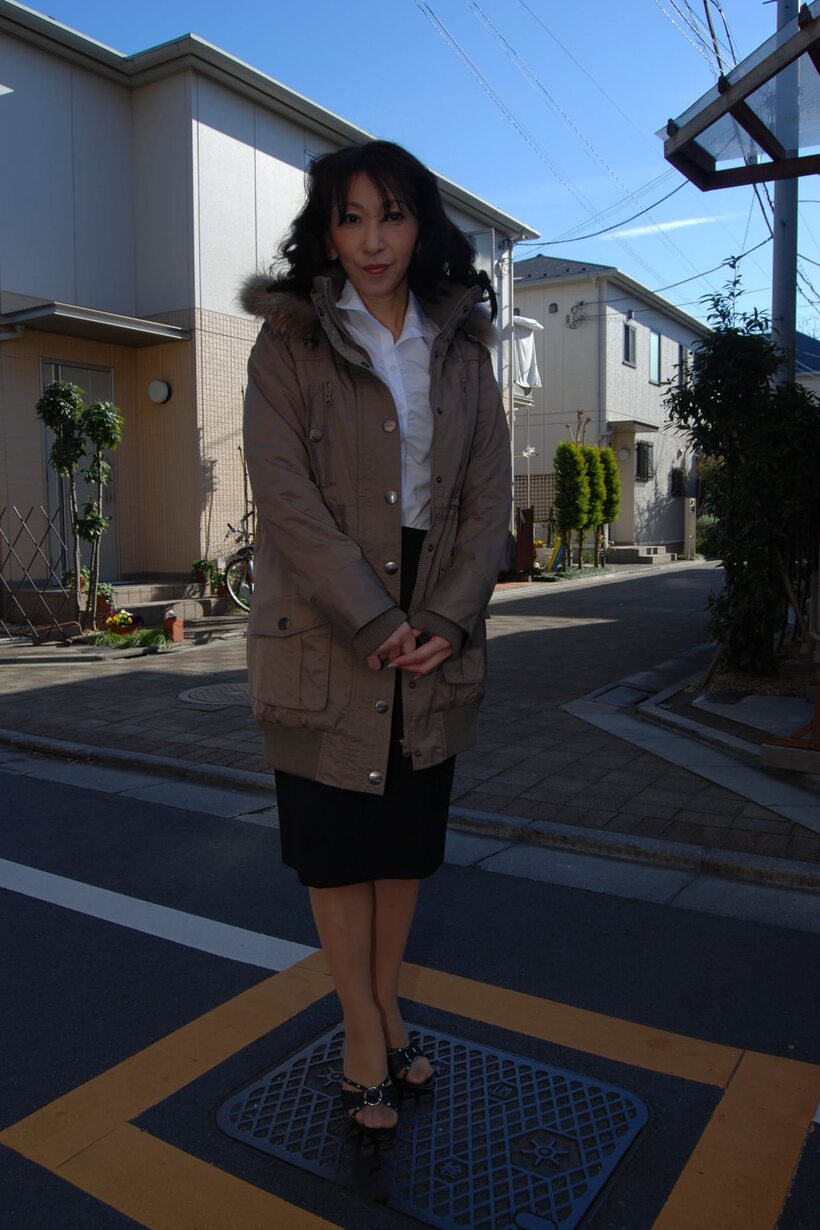 Granny Mako Shinozuka exposes her ass and pussy while undressing, photo 3 of 20