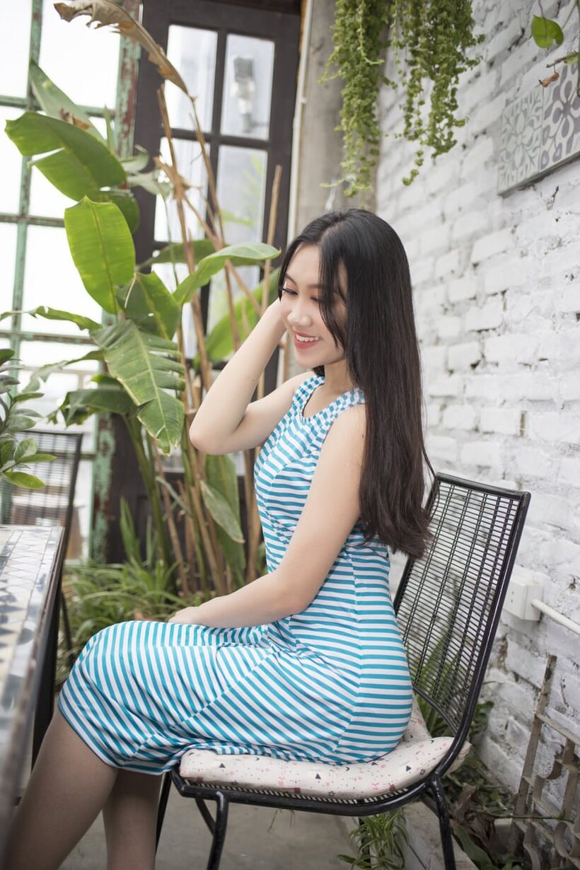 Amateur pic 17 from the set «Asian cutie rubs her hairy pussy and strikes sultry poses»