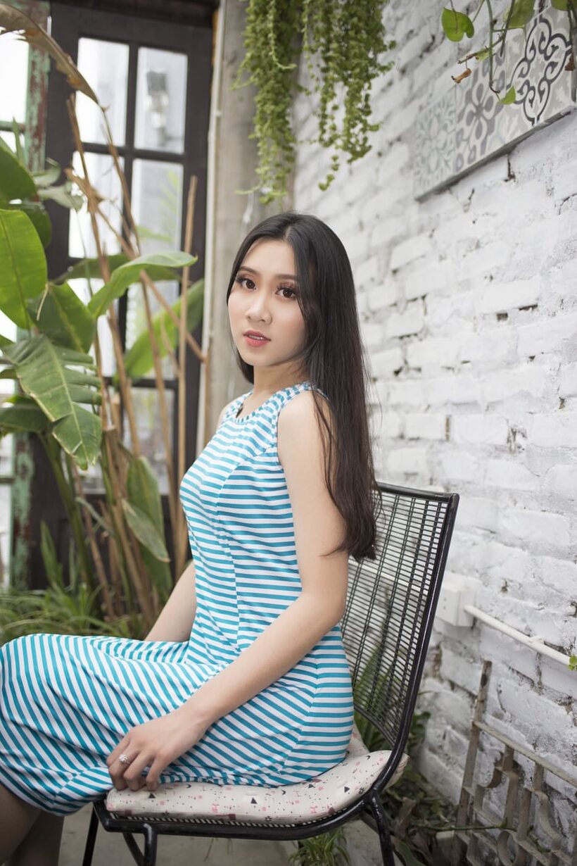Photo 19 — Asian cutie rubs her hairy pussy and strikes sultry poses