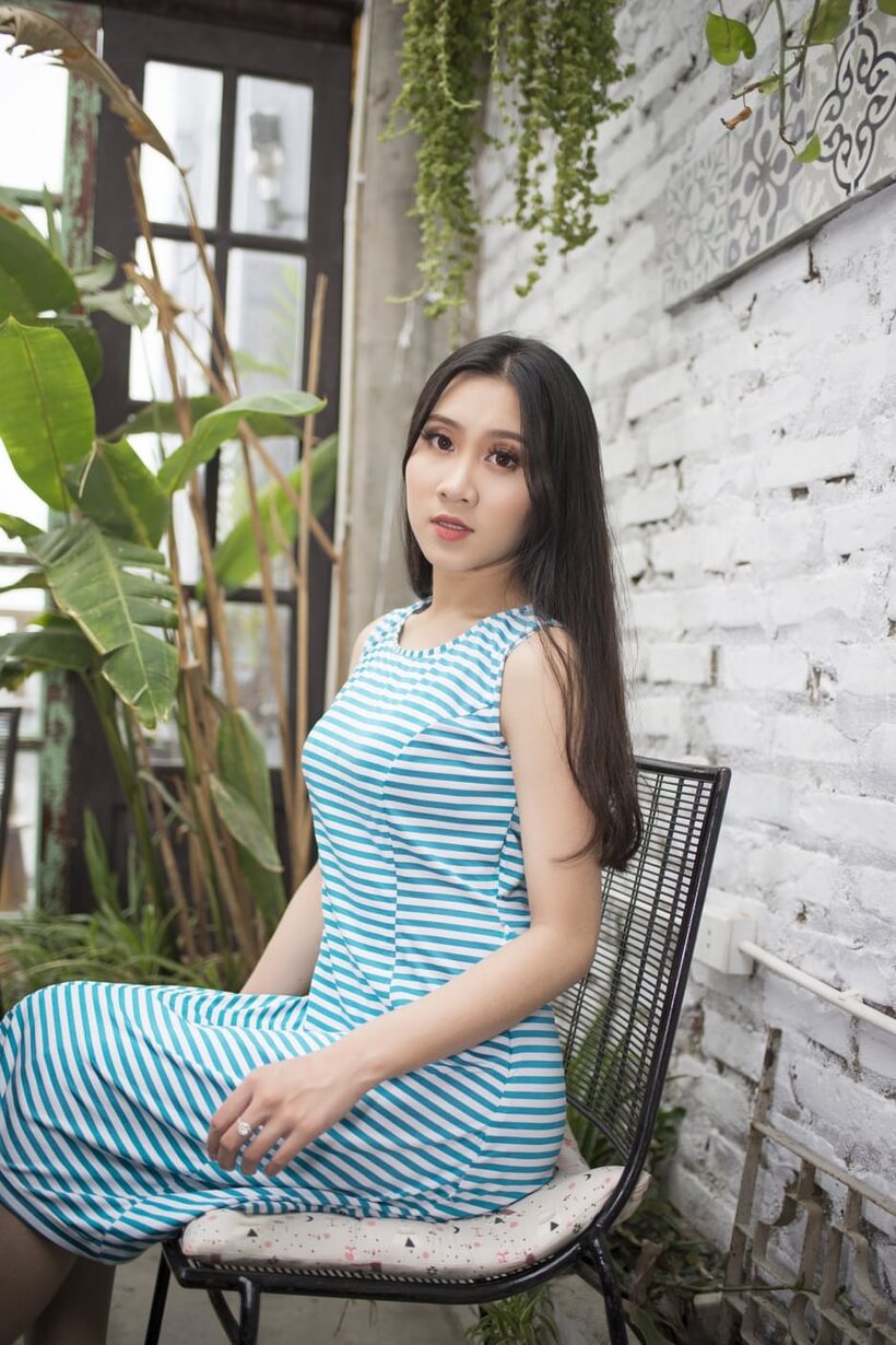 Amateur pic 20 from the set «Asian cutie rubs her hairy pussy and strikes sultry poses»