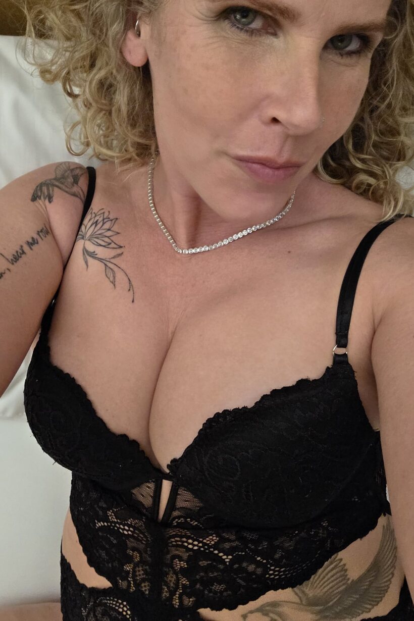 BBW pic 4 from the set «Curly-haired MILF models black lingerie while playing solo for the camera»