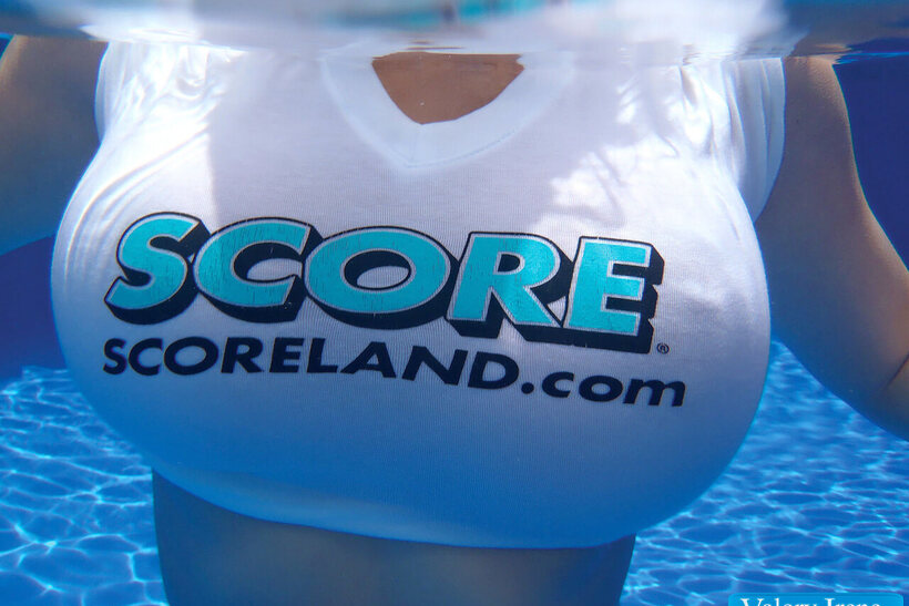 Valory Irene and her friend hide their tits underwater, photo 9 of 21