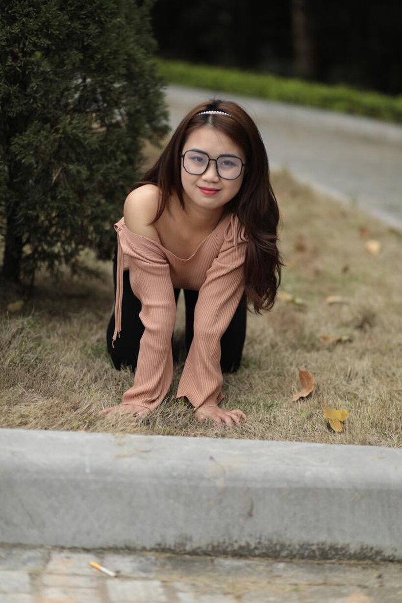Asian girl gets naked outdoors, photo 4 of 21