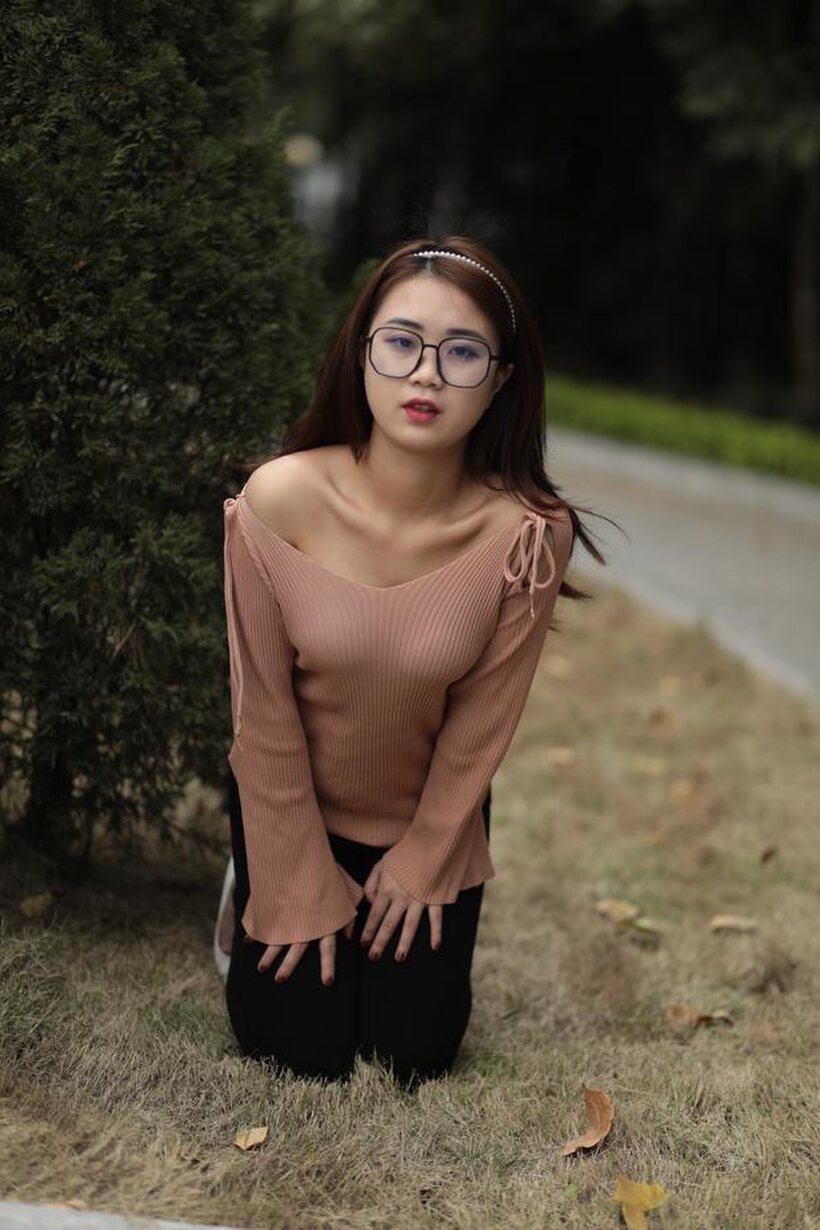 Asian girl gets naked outdoors (shot 9)