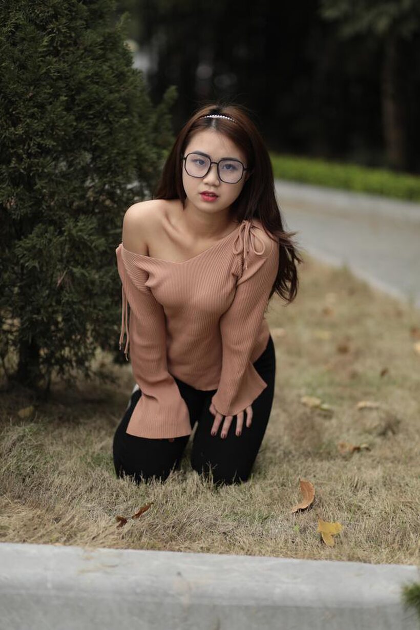 Asian girl gets naked outdoors, photo 20 of 21