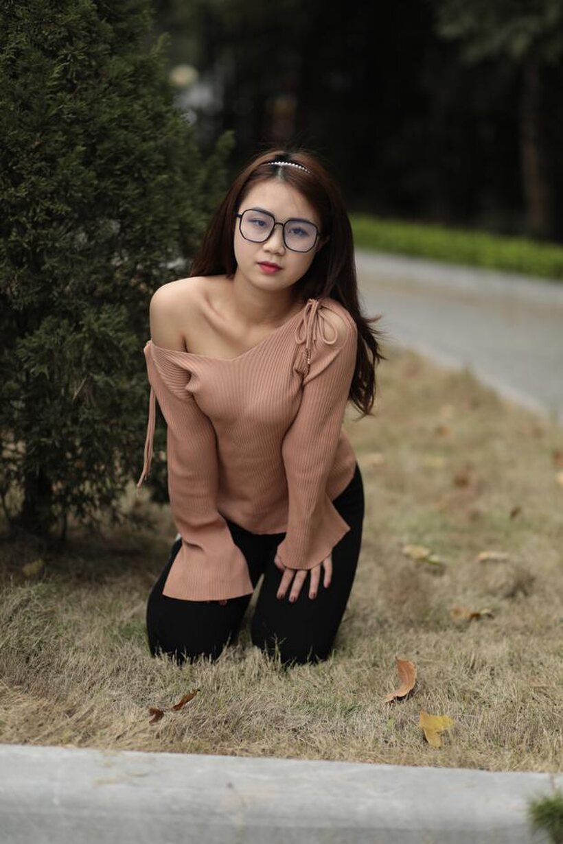 Asian girl gets naked outdoors, photo 21 of 21