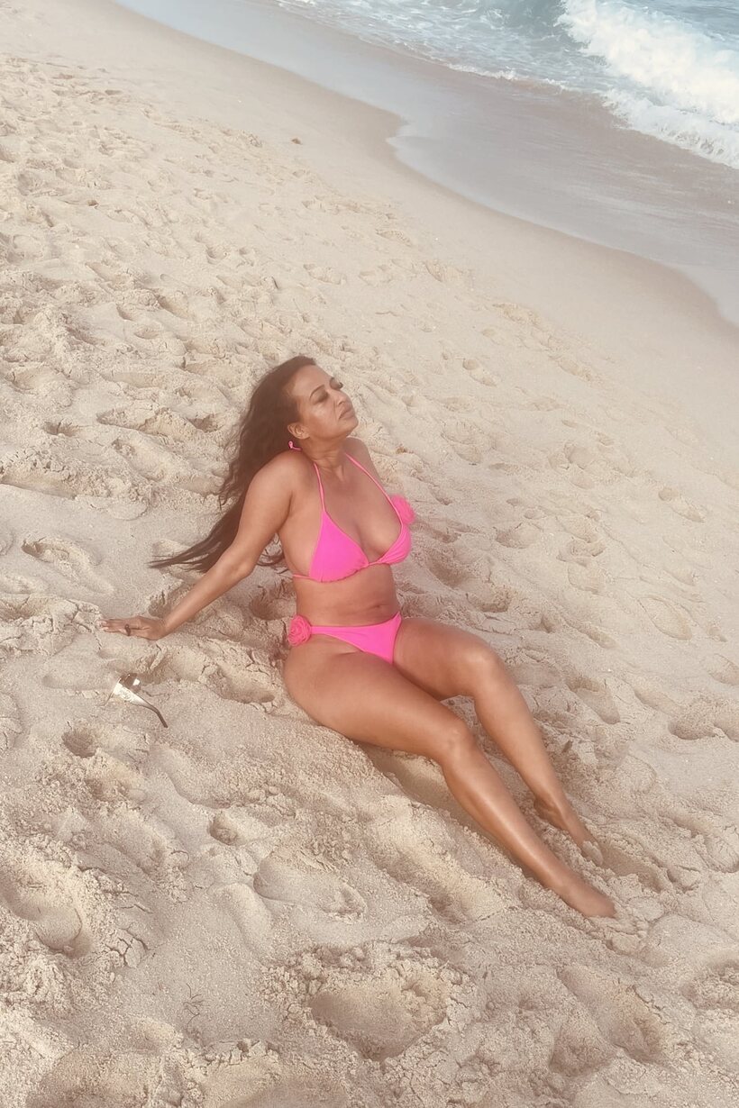 Chubby girl gets naked on the beach and shows her big tits, photo 7 of 11