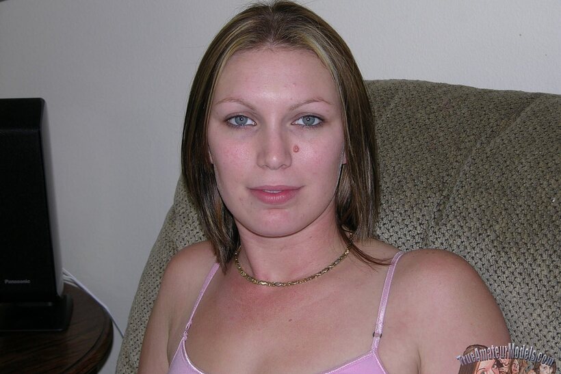 Amateur pic 2 from the set «Clothed girl flaunts her cameltoe and ass while flashing»