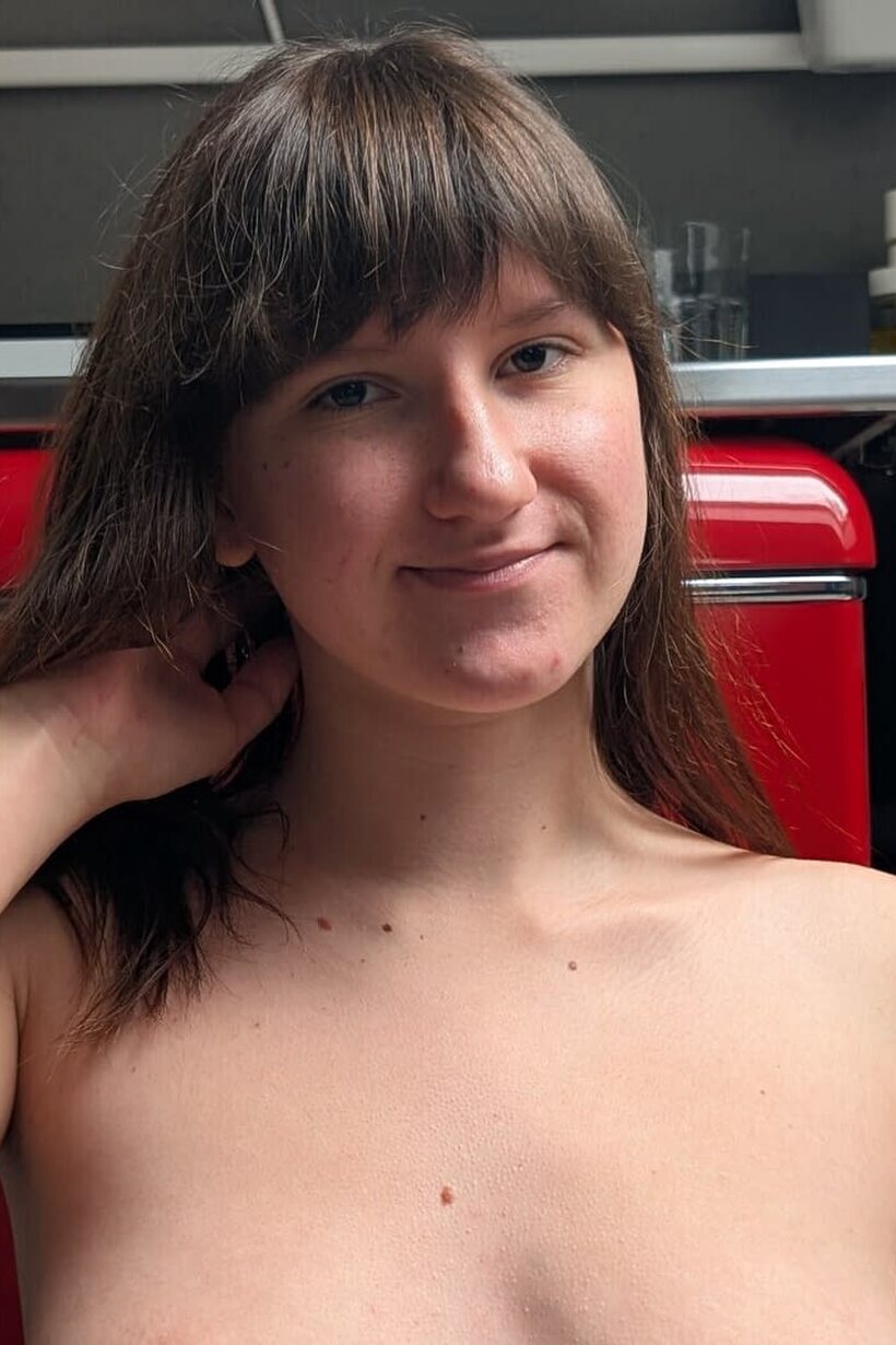 Glamour model gets naked and starts spreading (shot 1)