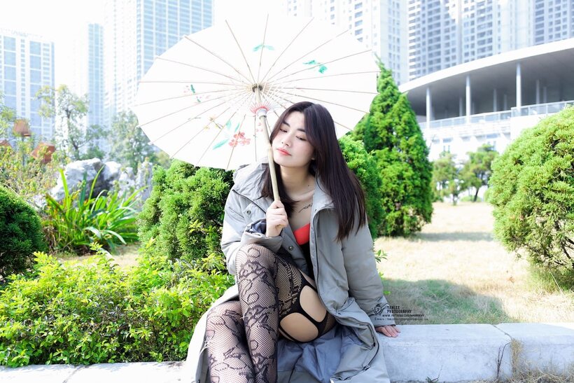 Asian girl gets naked outdoors and shows her ass, photo 1 of 21