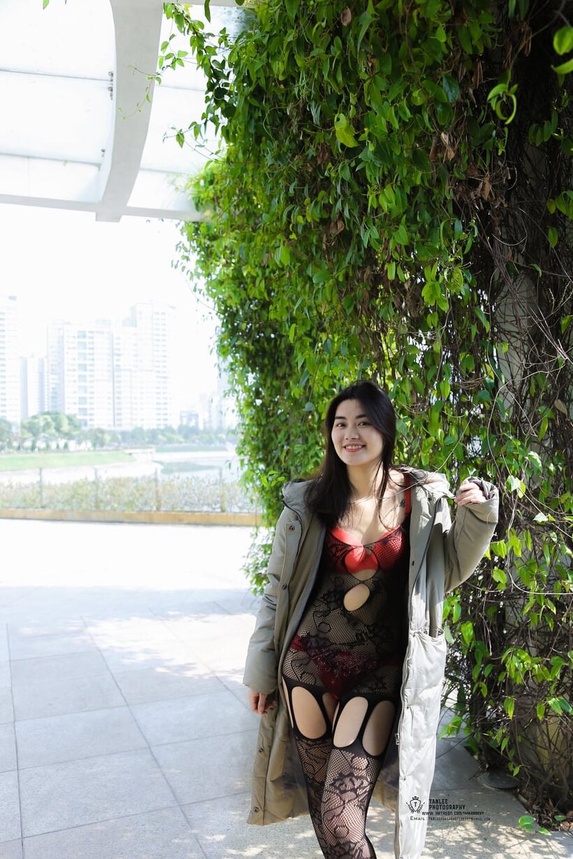 Asian girl gets naked outdoors and shows her ass, photo 11 of 21