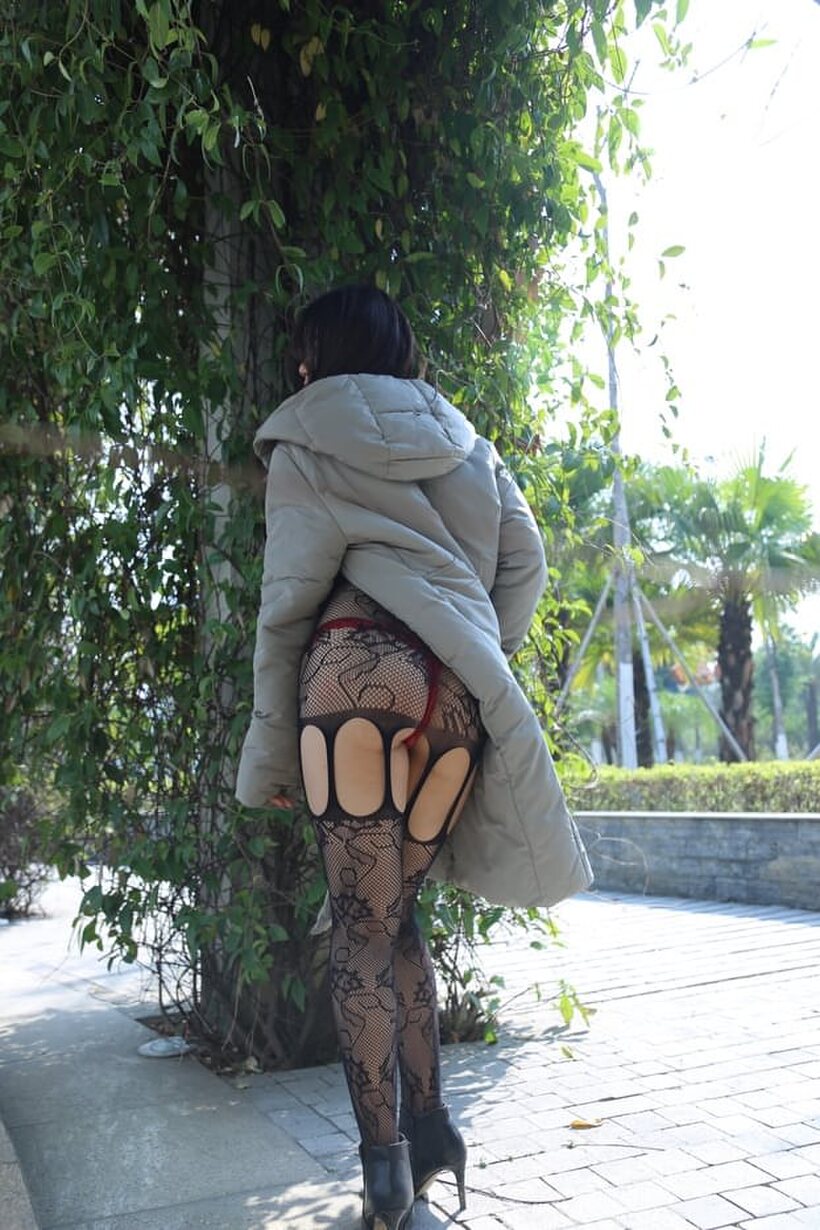 Amateur pic 12 from the set «Asian girl gets naked outdoors and shows her ass»