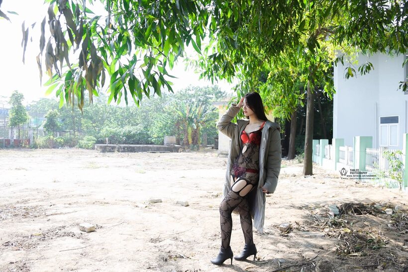 Asian girl gets naked outdoors and shows her ass (shot 16)