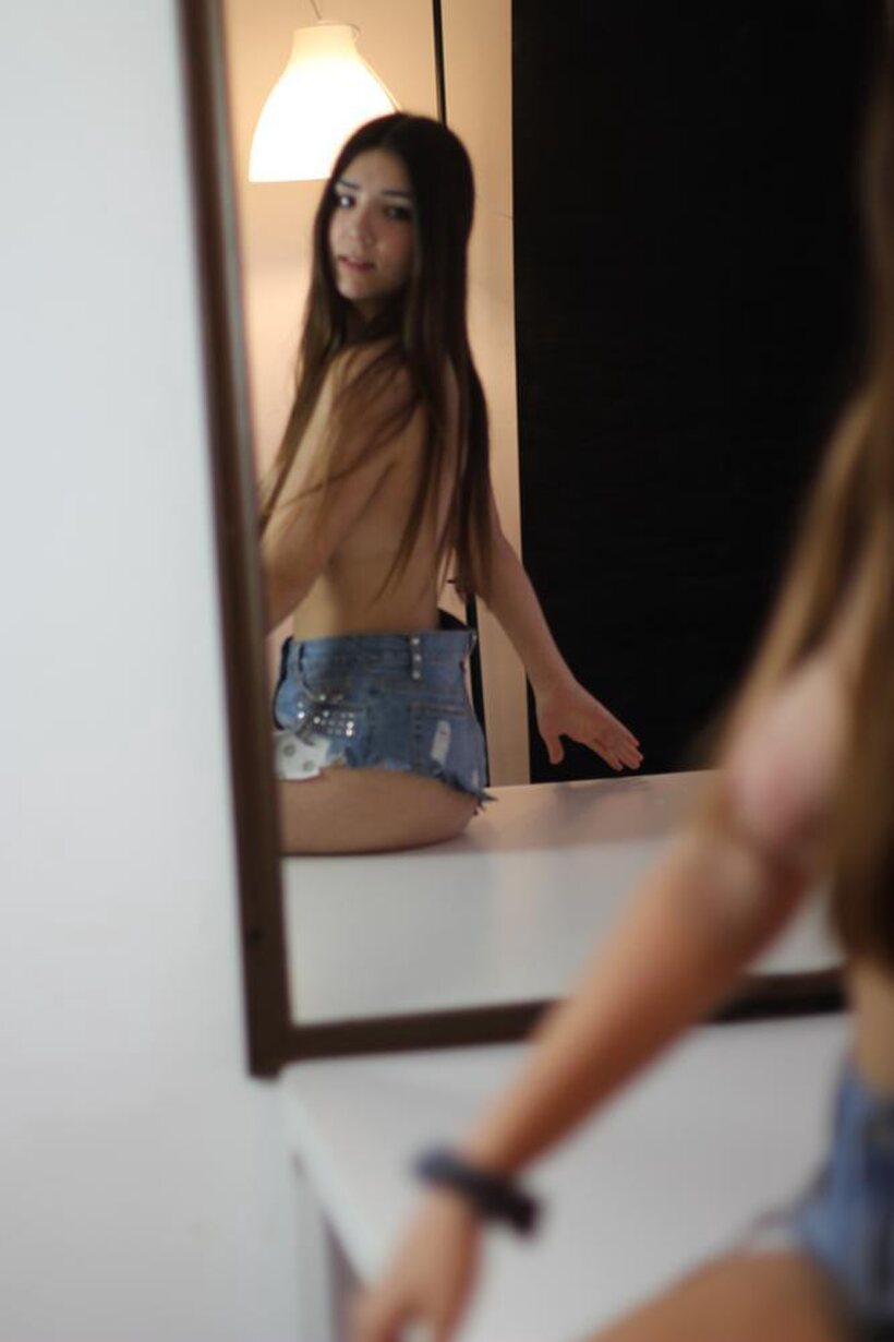Amateur pic 7 from the set «Sara strips nude and poses solo as a hot Latina model»