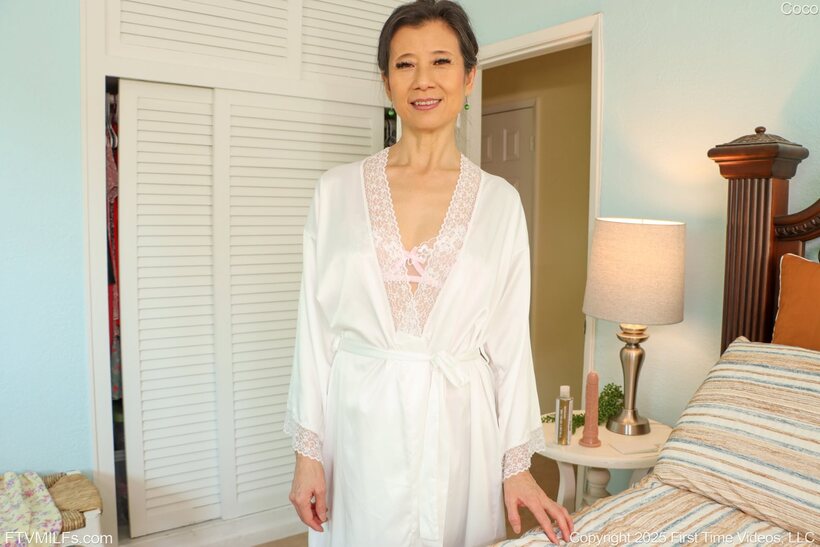 Amateur pic 1 from the set «MILF gets naked and starts playing with a dildo»
