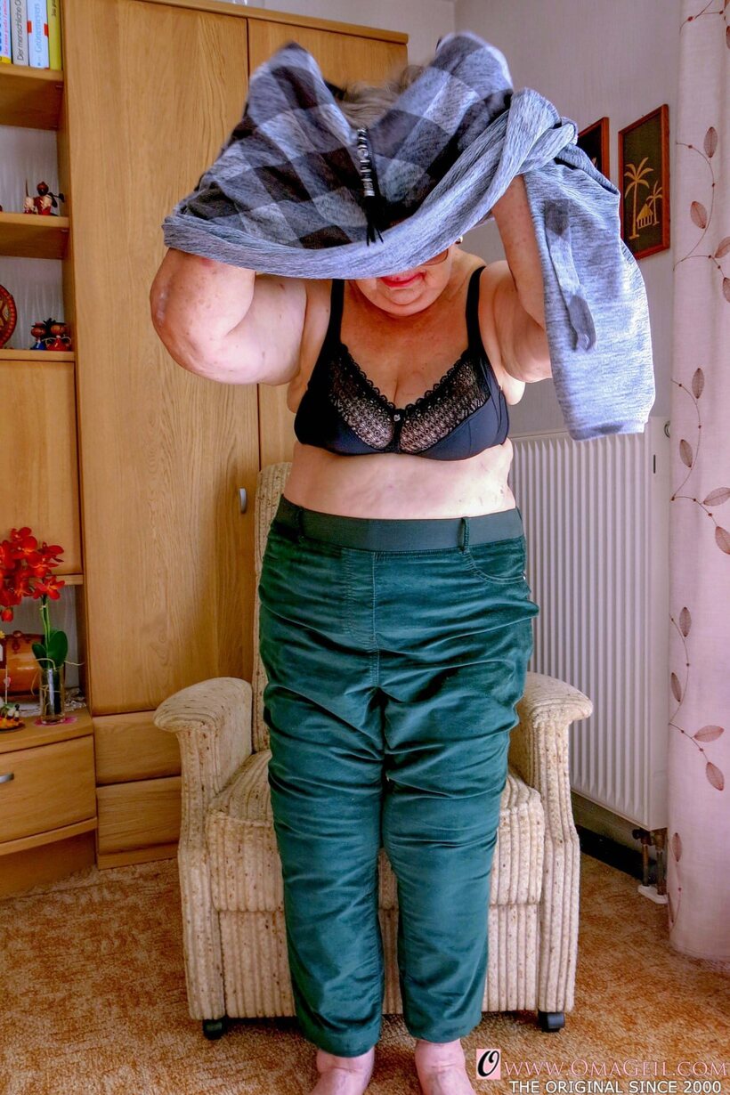 Amateur pic 1 from the set «Obese granny gets naked, then covers her face with a towel»