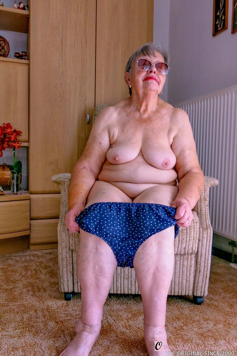 Amateur nude photo 7 — Obese granny gets naked, then covers her face with a towel