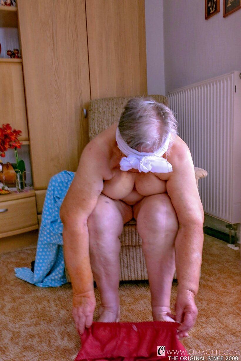 Amateur pic 17 from the set «Obese granny gets naked, then covers her face with a towel»