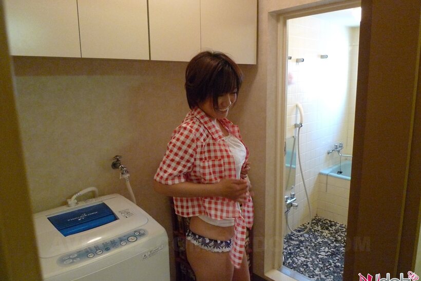 Housewife Meguru Kosaka gets naked and starts spreading, photo 15 of 20