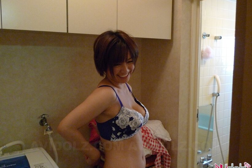 Housewife Meguru Kosaka gets naked and starts spreading, photo 17 of 20