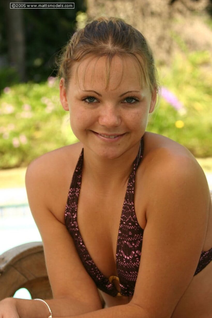 Skylynn nude photo 1 — Skylynn smokes and strips off her bikini to pose nude