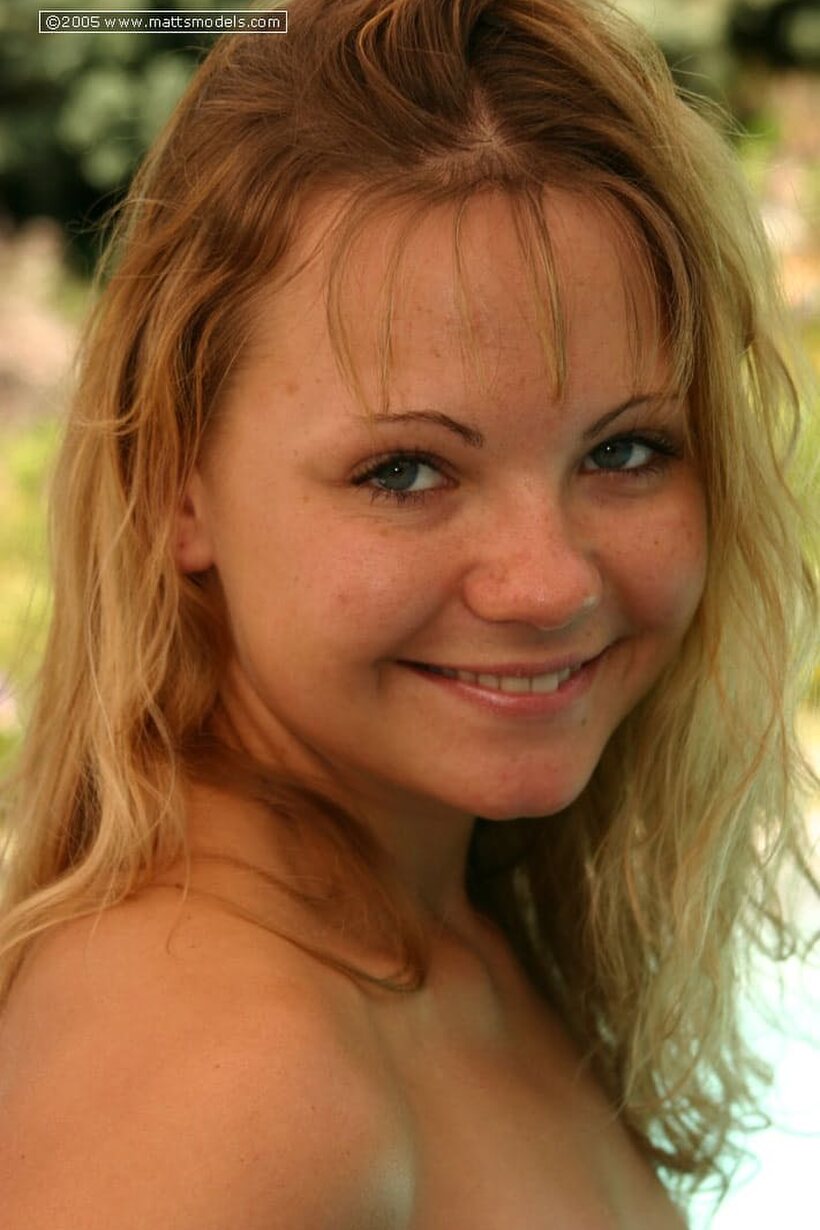 Skylynn pic 10 from the set «Skylynn smokes and strips off her bikini to pose nude»