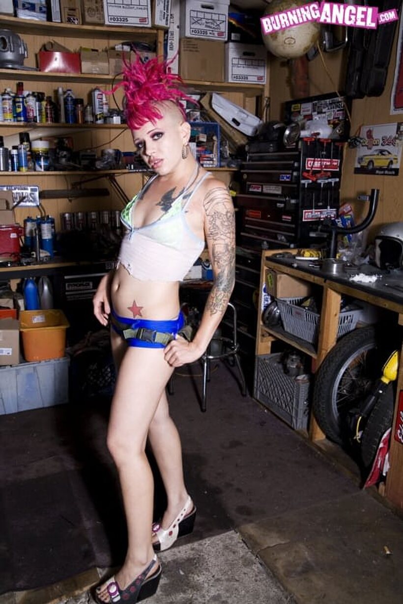 Ass pic 1 from the set «Pink-haired punk sheds her shorts and tool belt for a nude pose»