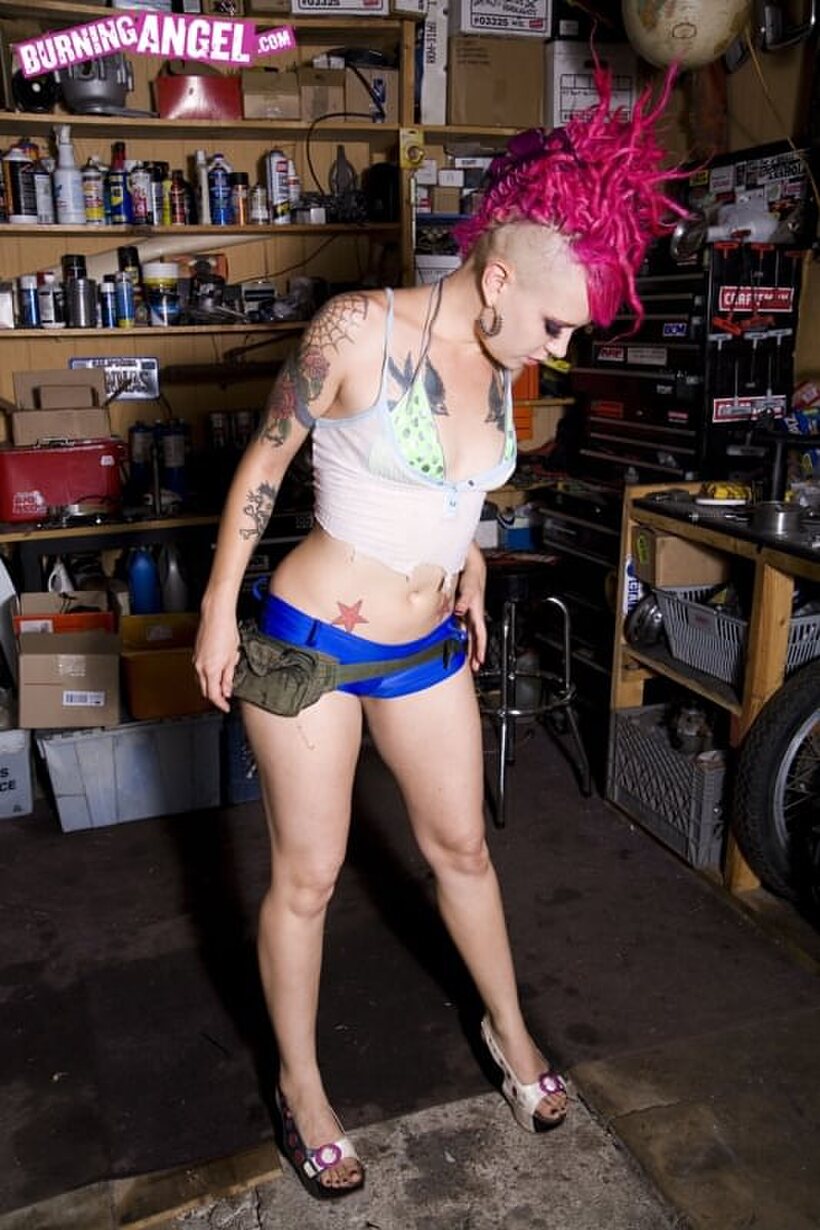 Pink-haired punk sheds her shorts and tool belt for a nude pose, photo 2 of 17