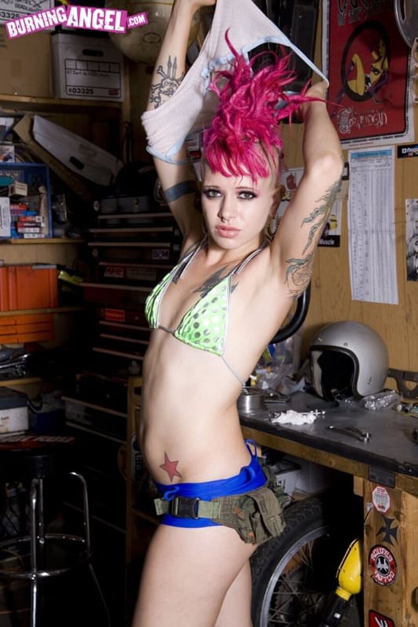 Pink-haired punk sheds her shorts and tool belt for a nude pose (shot 4)
