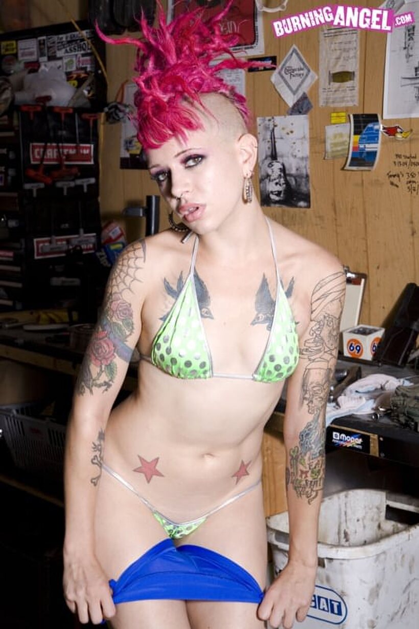 Pink-haired punk sheds her shorts and tool belt for a nude pose (shot 7)